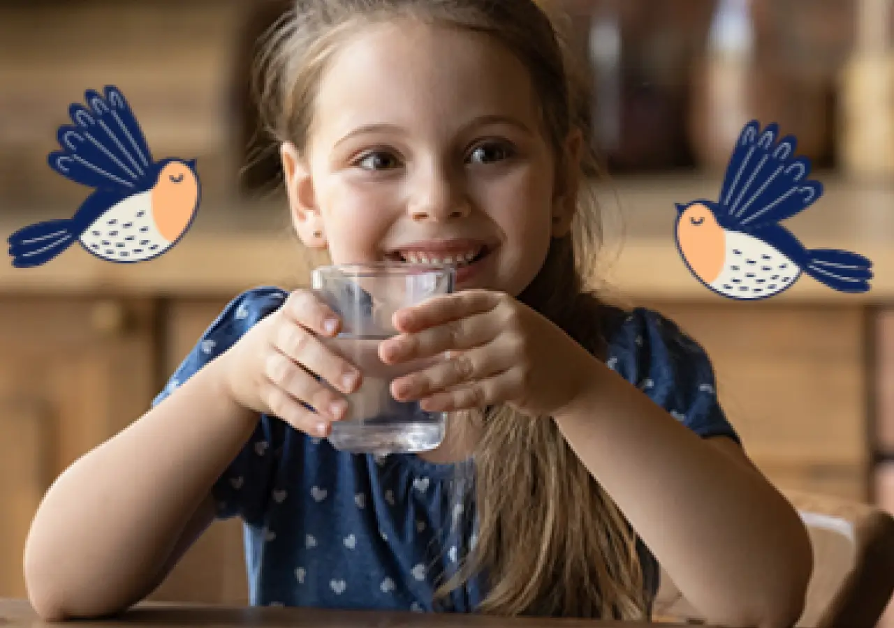 Niña tomando agua