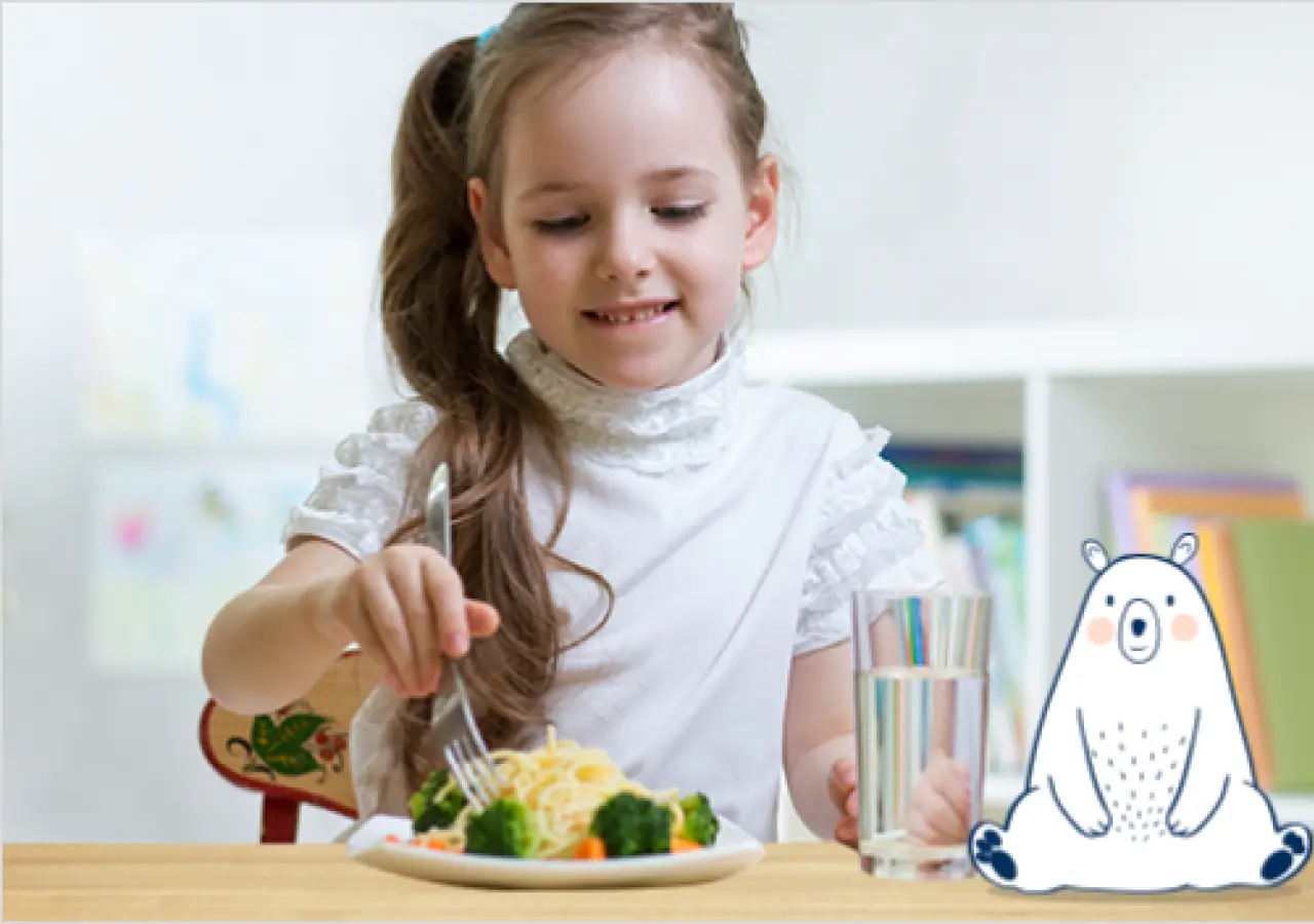 Niña comiendo pasta