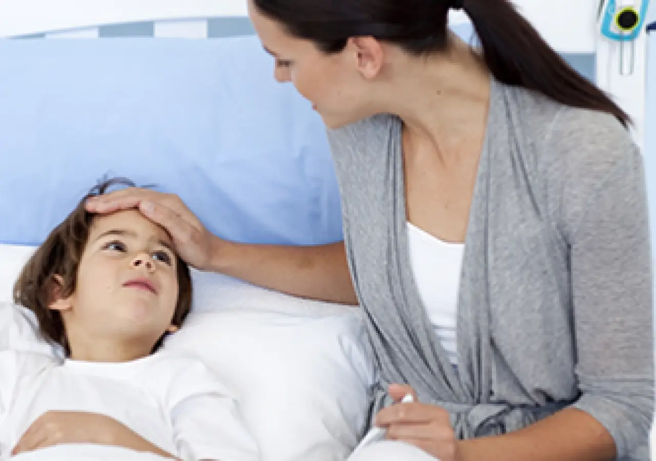 Madre cuidando a su hijo enfermo