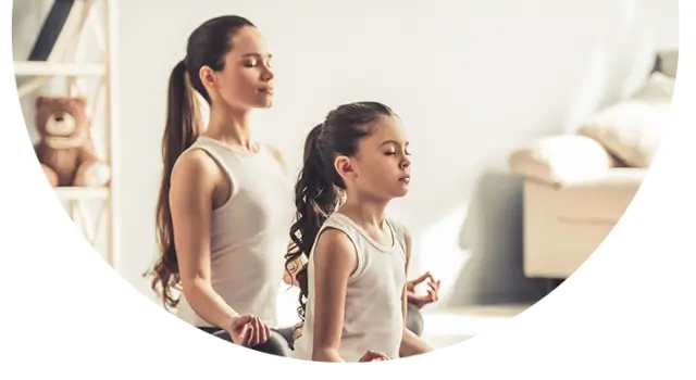 Madre e hija practicando yoga juntas