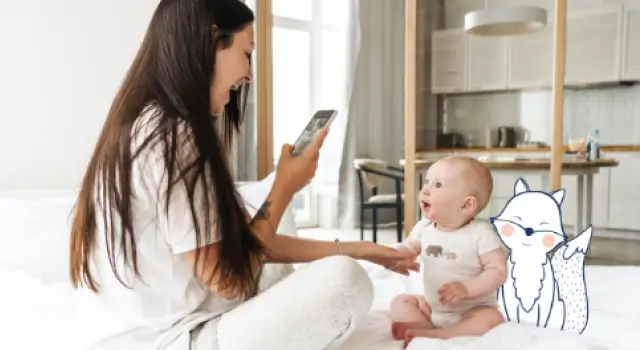 Mamá tomando foto a su bebé