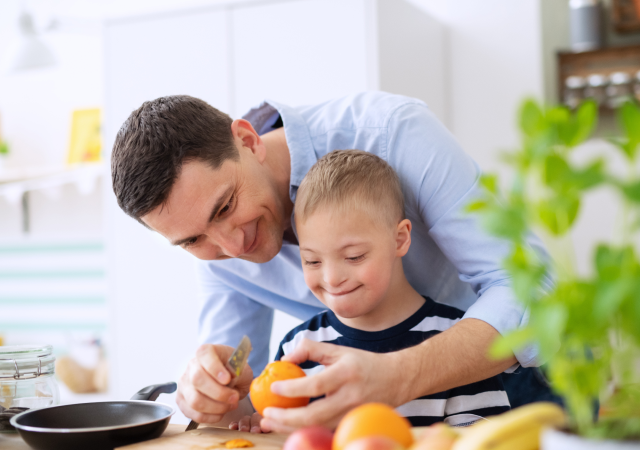 Papá e hijo cocinando juntos