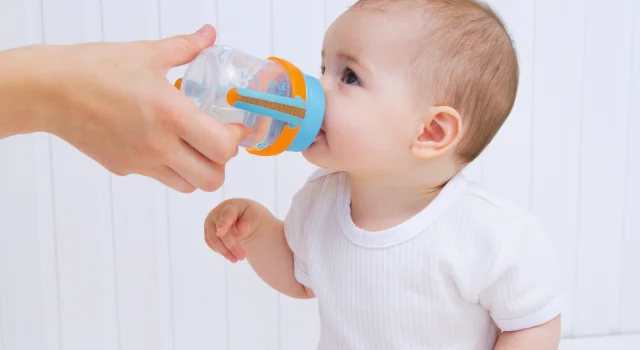 Bebé tomando tetero