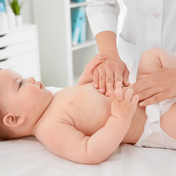 Doctora revisando bebé