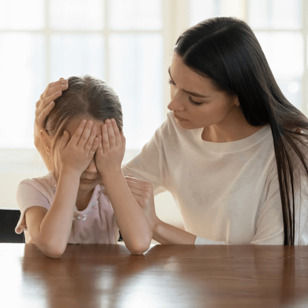 Niño con dolor de cabeza