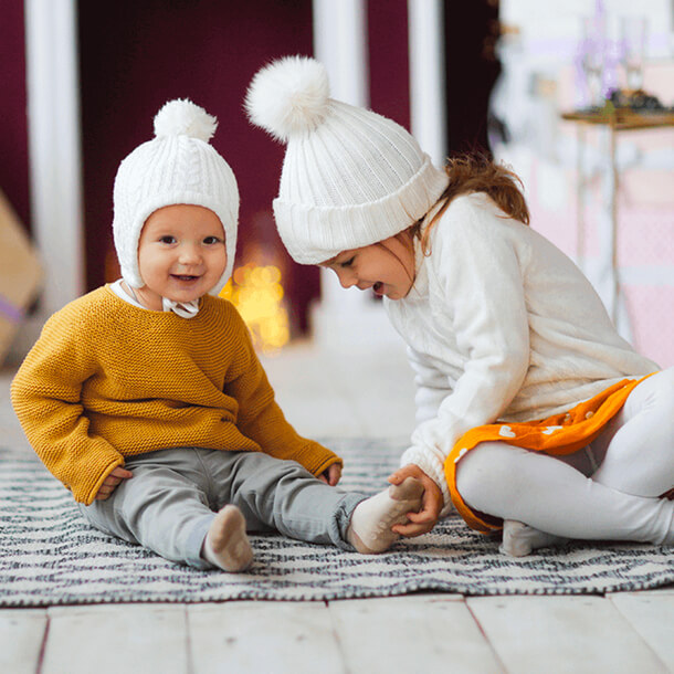 Niños con ropa de invierno