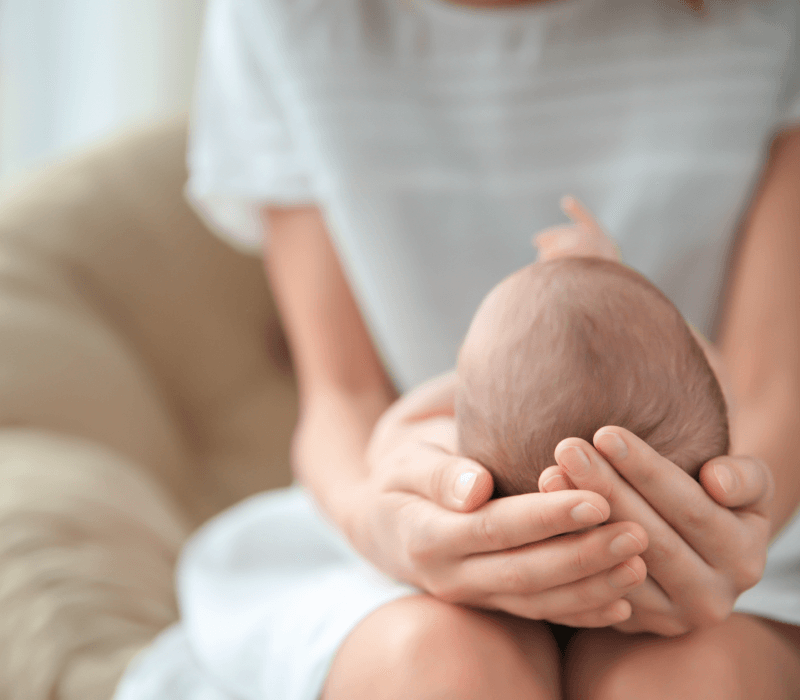 Mamá acariciando los pies de su hijo