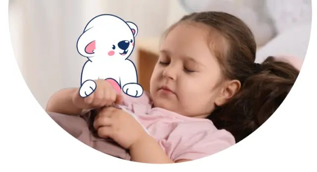 Niña dormida y cuidada por el koala